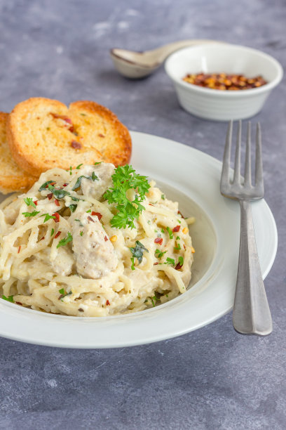 奶油意面与鸡肉，意大利面卡纳拉垂直照片图片下载