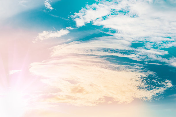 美丽柔和的天空，卷云和真实的阳光。自然的双色背景图片下载