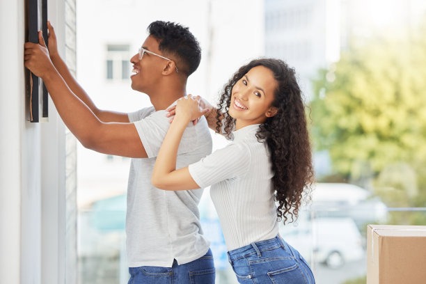 这张照片拍摄的是一对年轻夫妇正在装修他们的新房子图片下载