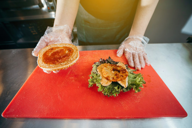 烹饪手准备和制作汉堡包。图片下载