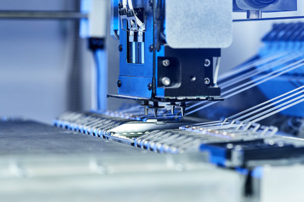 用于生产计算机电路板的机器(机器人)。电子芯片。高精度设备。微芯片生产、纳米计算机技术及制造工艺流程图片下载