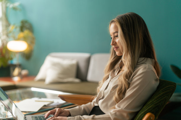 一个女人在家里用笔记本电脑工作图片下载