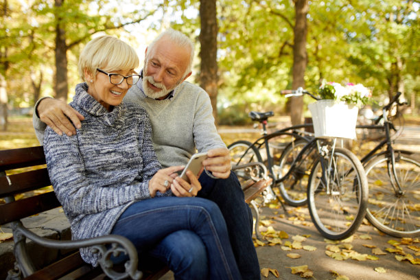 老年夫妇在户外使用智能手机图片下载