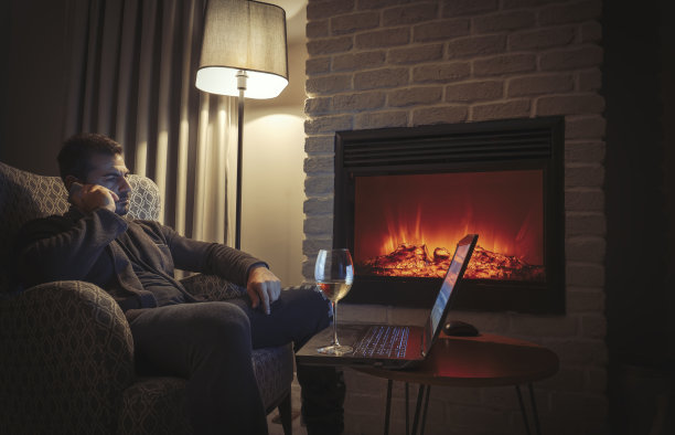 使用笔记本电脑工作到深夜图片下载