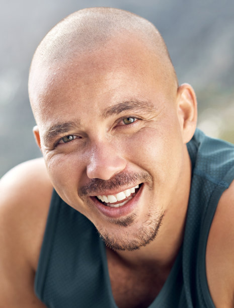 一个男人在锻炼时休息的照片图片下载