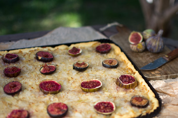 自制洋葱挞配咸烤无花果图片下载