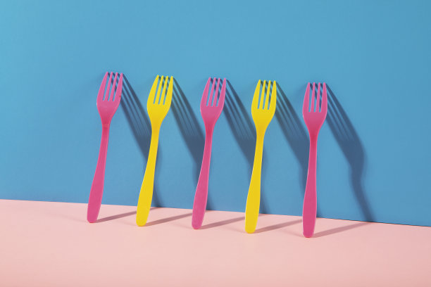 靠近墙壁的桌子上摆放着叉子图片下载