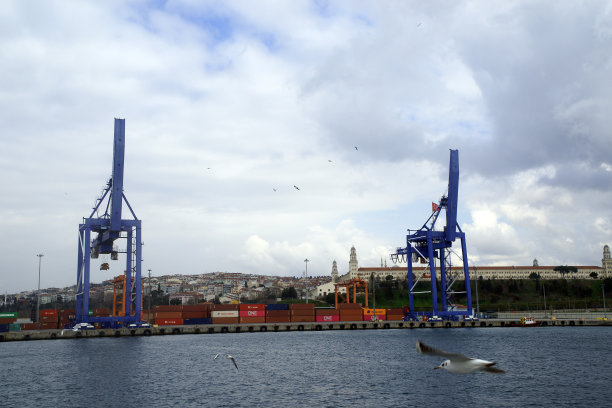起重机在伊斯坦布尔港口装卸货物。图片下载