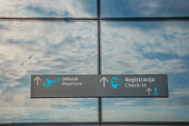 出发和办理登机手续的候机楼是巴黎机场的大楼图片下载