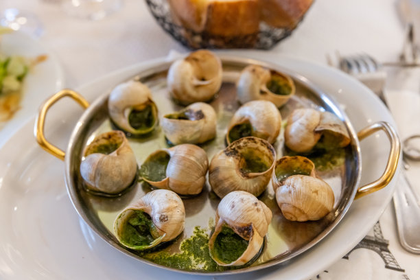 在一家豪华餐厅用银盘子盛的法国蜗牛菜图片下载