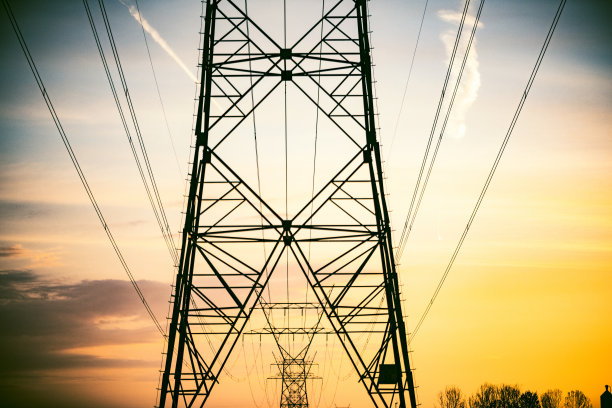 日落时的高压输电塔图片下载