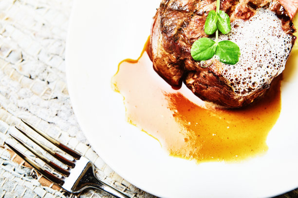 上等菲力牛排与肉汁和汁在一个白色的盘子在餐厅，有副本空间图片下载