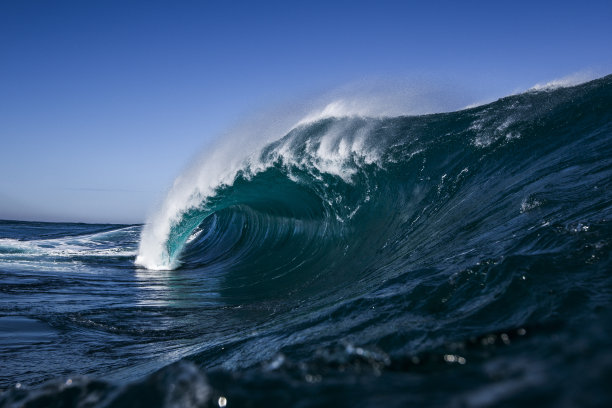 深蓝色的海浪图片下载