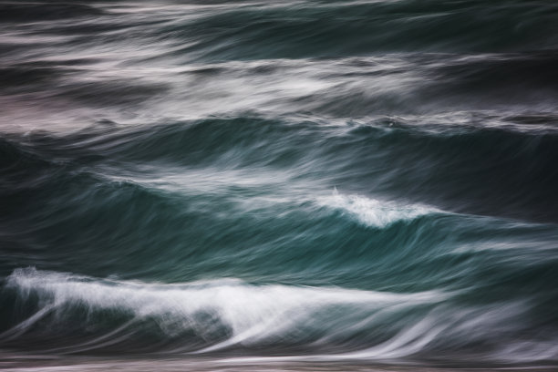 波浪起伏的海浪长时间暴露图片下载