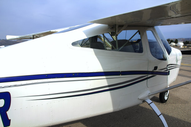 机场的超轻型飞机。近距离图片下载