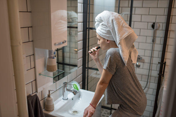 女人在浴室的夜晚例行公事图片下载