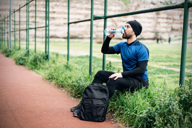 慢跑的人休息和喝水图片下载