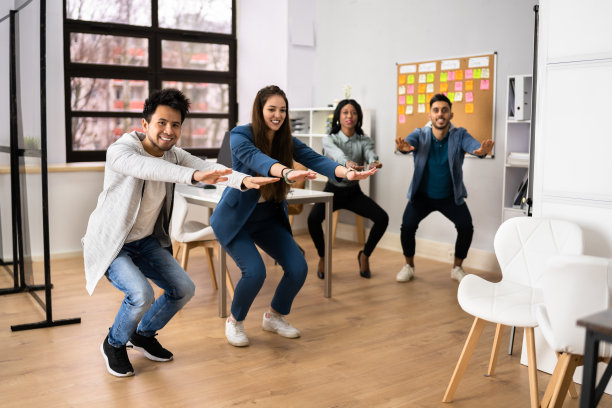 进行仰卧起坐运动的多人群体图片下载