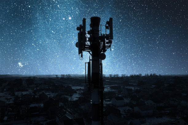 4G和5G蜂窝通信塔。基站或基站收发站。无线通信天线发射机。蓝天下的电信塔。图片下载