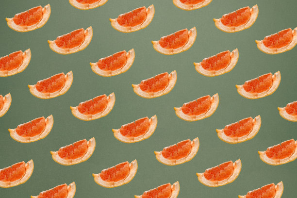 简约的自然图案搭配葡萄柚片。柔和的greeb背景。夏季水果的概念。平铺社交模型。图片下载