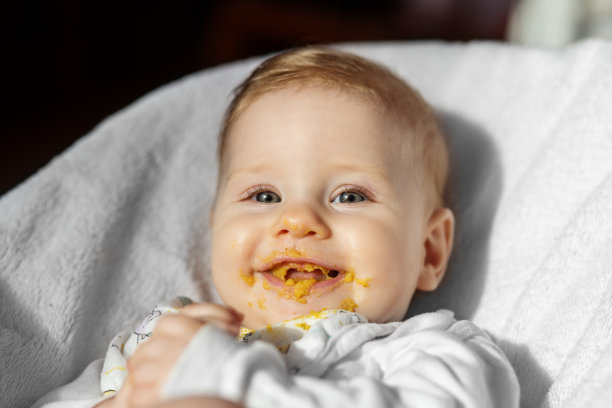 给婴儿喂蔬菜泥。童年的概念，首先是诱惑和婴儿食品。图片下载