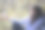 一个美丽的女孩在户外用智能手机分享数字内容，享受自拍照片的肖像。图片下载
