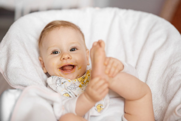 给婴儿喂蔬菜泥。快乐宝贝。童年的概念，首先是诱惑和婴儿食品。图片下载