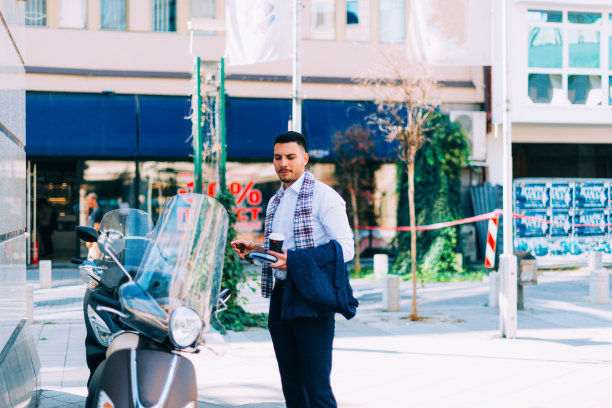 现代商人在看他崭新的意大利自行车。图片下载