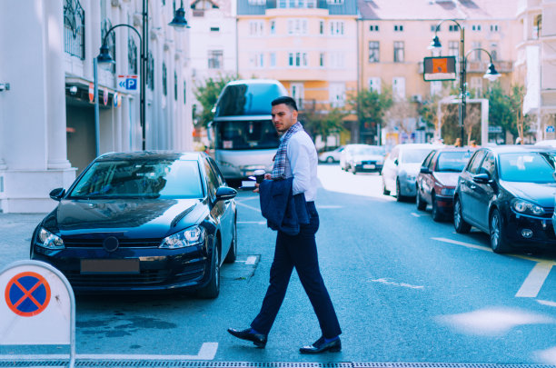 一个生气的商人正过马路去休息。图片下载