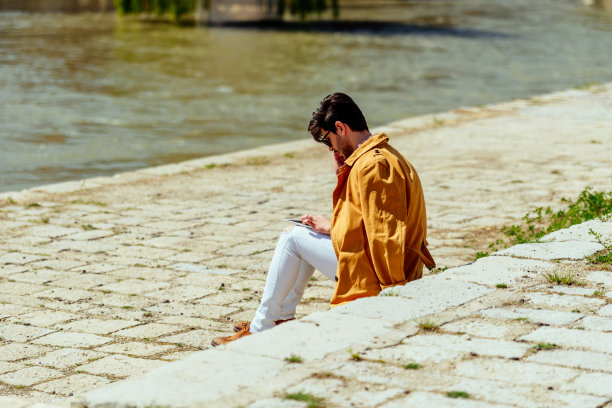 穿着黄色外套的城市律师在市中心打电话图片下载