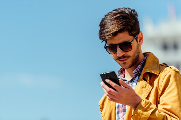 兴高采烈的商人看着手机图片下载