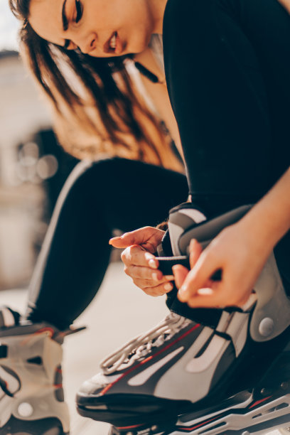 一个女人在夏天穿着旱冰图片下载