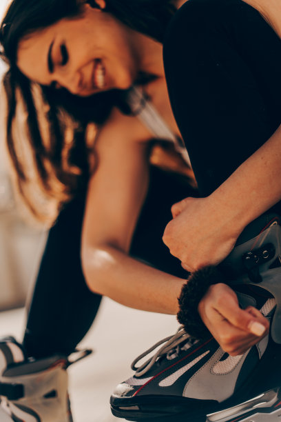 女孩准备滑旱冰，穿上旱冰图片下载