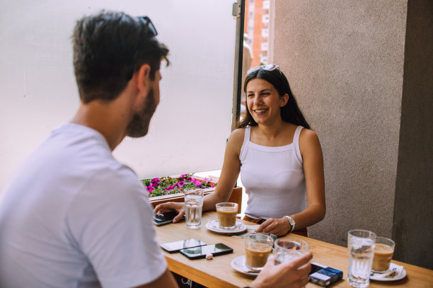 两个朋友在喝咖啡休息，享受讨论图片下载