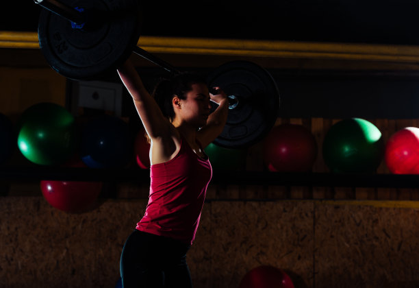 年轻女性在锻炼图片下载