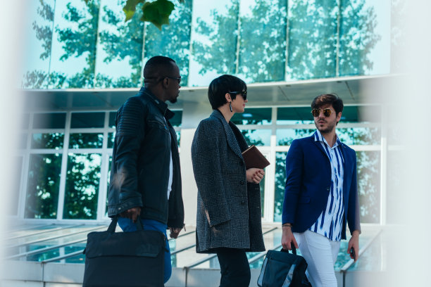 三名来自不同种族的商业同事在外面散步休息时聊天图片下载
