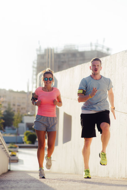 一对健身健将在市中心跑步图片下载