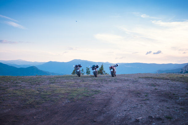 三辆旅游车停在山顶上图片下载