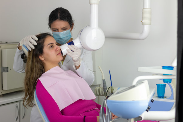 放射科医生在x光牙科诊所给十几岁的女孩病人拍了一张照片图片下载