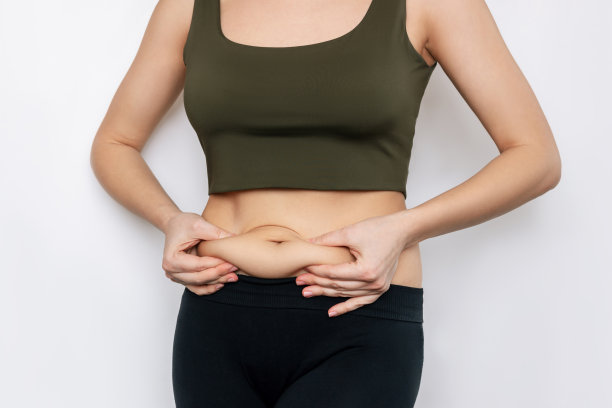 这是一张裁剪后的照片，一名年轻女子用腹部的一块肥肉抱着自己。荷尔蒙的肚子图片下载