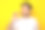 兴奋的家伙在工作室吃美味的汉堡的特写图片下载