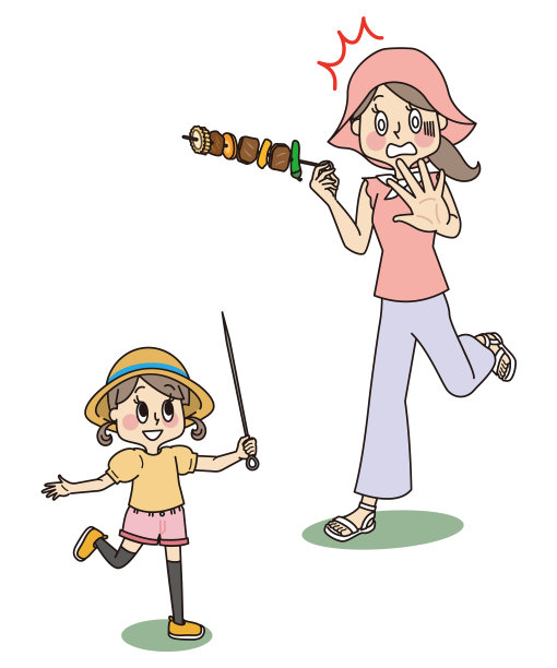 一个拿着烤肉串跑的小女孩和一个惊慌失措的妈妈图片下载