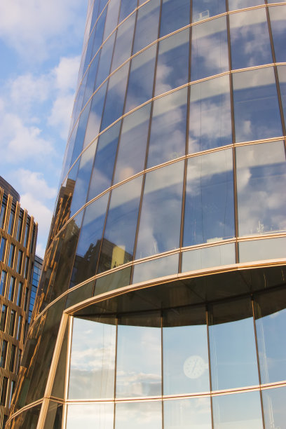 现代房地产玻璃幕墙塔。建筑细节。图片下载