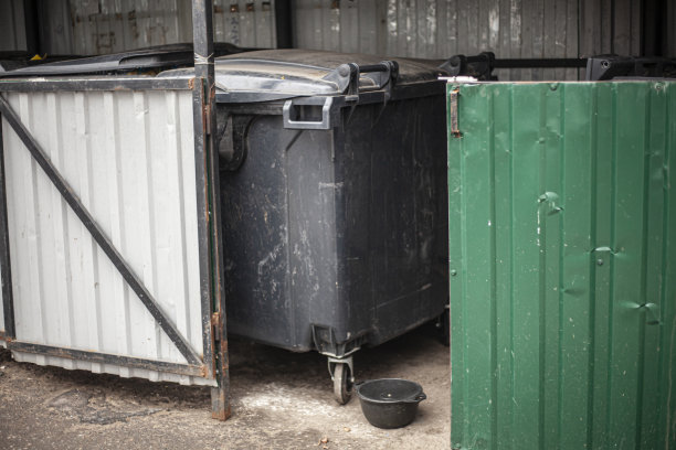 外面的垃圾桶。用于收集废物的容器。用来扔掉食物垃圾的塑料容器。清洗温度。图片下载