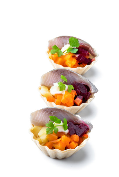 鲱鱼沙拉与彩色蔬菜在小馅饼孤立在白色图片下载