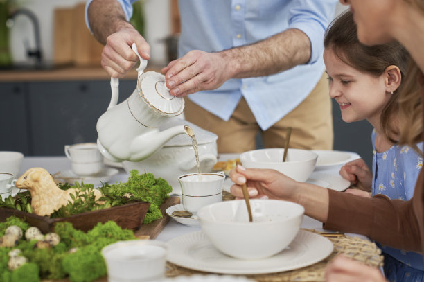 父亲在复活节晚餐上倒茶图片下载