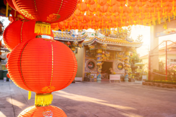 中国新年的红灯笼装饰在中国的神祠中国古代艺术与汉字字母写的祝福是一个财富的祝福恭维，是一个公共场所泰国图片下载