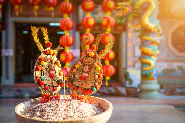 红色的蜡烛和烧香的纸黄金与中国的字母祝福写在上面是一种财富祝福赞美在中国新年的一天在中国的神坛上拜神图片下载