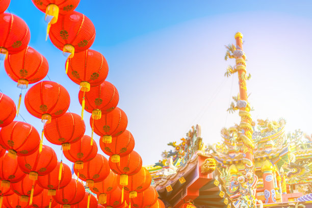 中国新年的红灯笼装饰在中国的神祠中国古代艺术与汉字字母写的祝福是一个财富的祝福恭维，是一个公共场所泰国图片下载