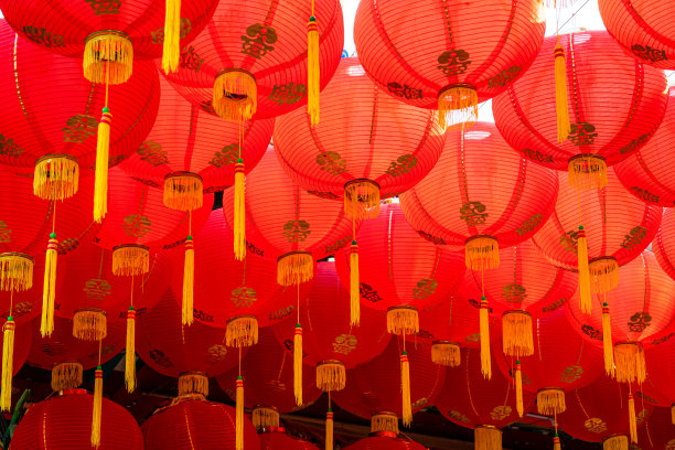 中国新年的红灯笼装饰在中国的神祠中国古代艺术与汉字字母写的祝福是一个财富的祝福恭维，是一个公共场所泰国图片下载